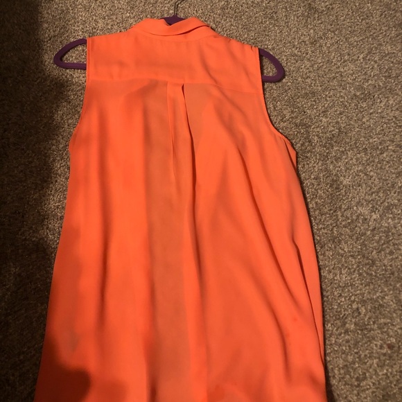 Sleeveless button-up blouse - Picture 2 of 3